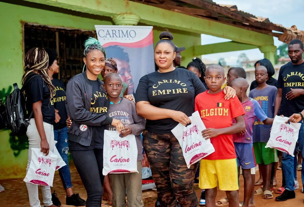 Rentrée scolaire 2022 – 2023 : Carine Mongoue offre des dons aux enfants démunis à Yaoundé
