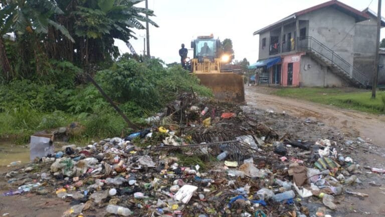 Enlèvement des ordures dans la ville Obala