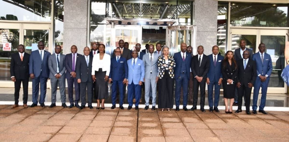 Le-gouverneur-Sana-Bangui-au-centre-entoure-par-des-cadres-de-la-Beac-et-quelques-dirigeants-de-banques