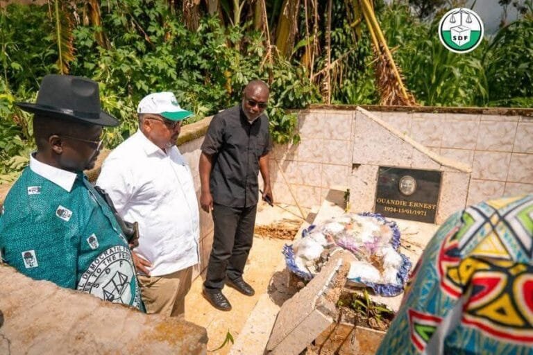 Joshua-Osih-sur-la-tombe-dErnest-Ouandie