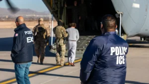 Un-agent-de-la-police-de-l-immigration-americaine-ICE-a-Fort-Bliss-au-Texas-le-7-fevrier-2025-2240819