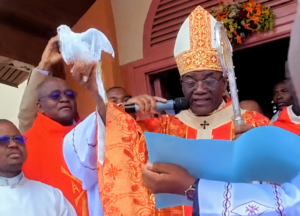 Yaoundé : La colombe de Mgr Mbarga refuse de s&rsquo;envoler, l&rsquo;image fait le tour des réseaux